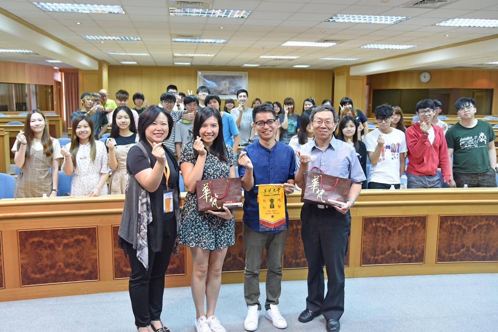 香港教育大學師生一行於2018年6月7日蒞校參訪美術與文創學系,由簡江儒主任秘書(前排右一)及國際交流中心金敏玲執行長(前排左一)接待。