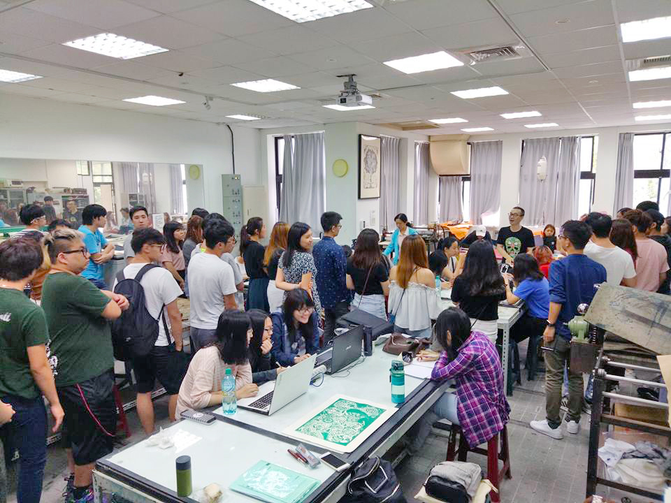 香港教育大學師生參觀美術與文創學系上課情形。