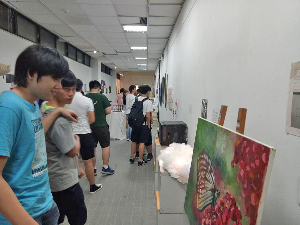 香港教育大學師生參觀美術與文創學系的教學空間、學生展示作品等。