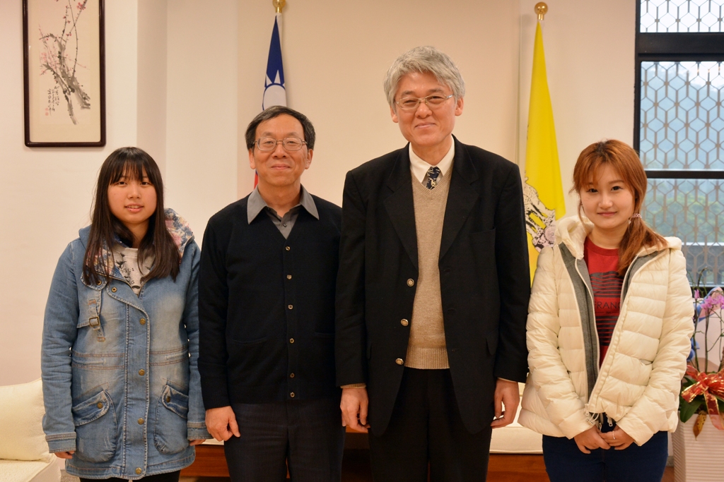 高柏園校長(右二)及簡江儒主任秘書(左二)與北京科技大學陳璐(右一)及尹潤恬(左一)同學