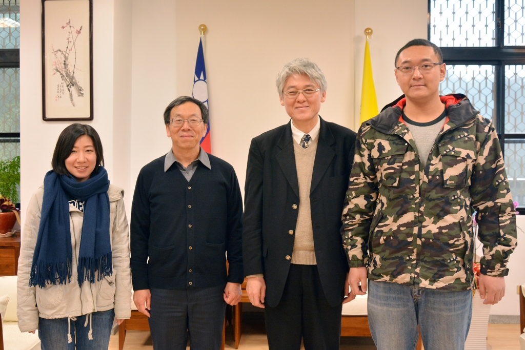 高柏園校長及簡江儒主任秘書與天津理工大學李芮(左一)及郭逸飛(右一)同學