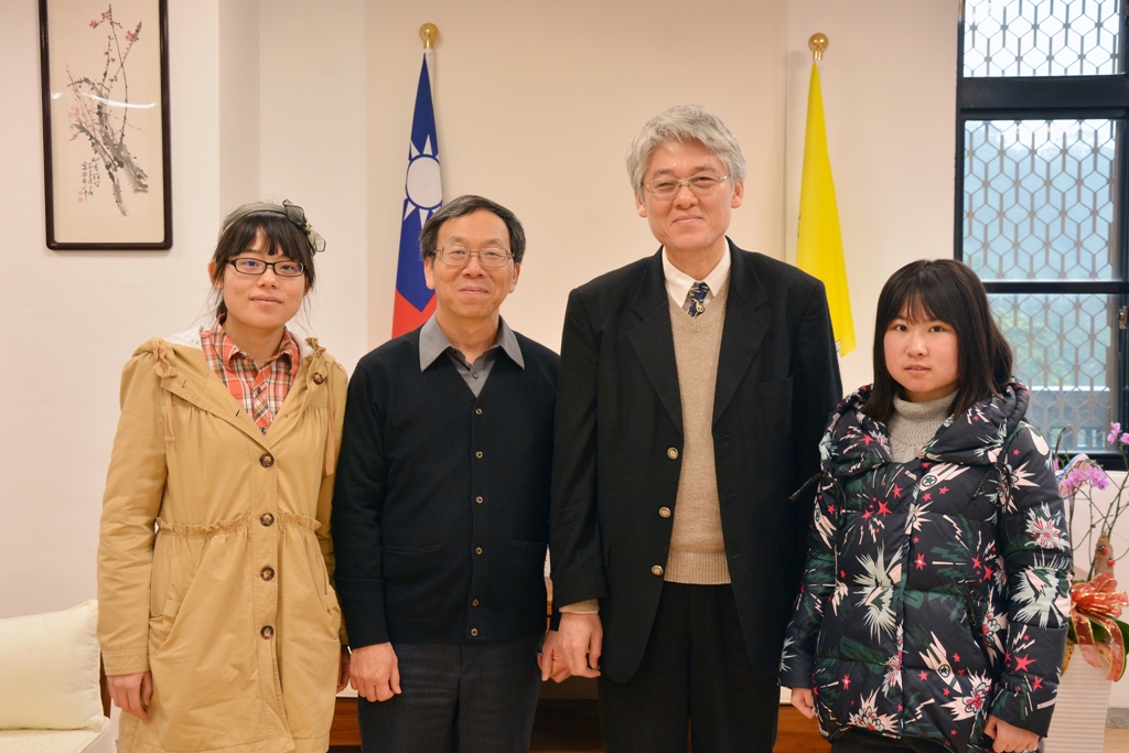 高柏園校長及簡江儒主任秘書與太原理工大學張怡(右一)及張宏瑞(左一)同學