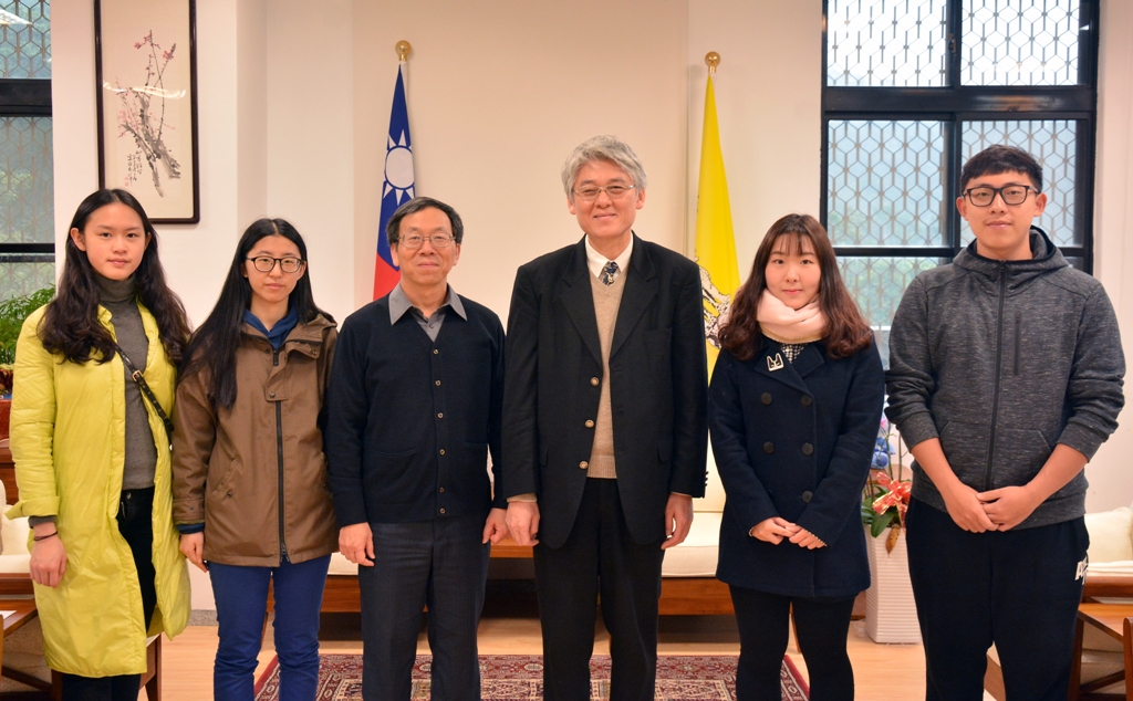 高柏園校長及簡江儒主任秘書與四川美術學院張可欣(左一)、張悅怡(左二)、張瑞麟(右二)及李沛霖(右一)同學