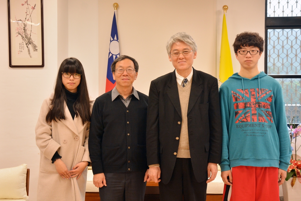 高柏園校長及簡江儒主任秘書與溫州大學包清清(左一)及周偉(右一)同學