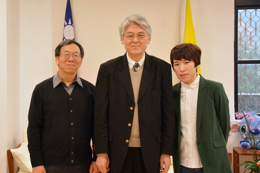 高柏園校長及簡江儒主任秘書與首都師範大學尚詩葦(右一)同學