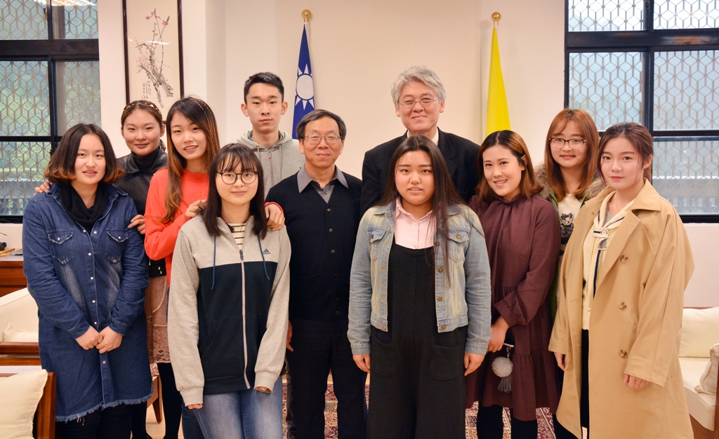 高柏園校長及簡江儒主任秘書與南京曉莊學院(左至右)孟若愚、陳思羽、趙清雅、徐倩、趙雲、成志雯、陳雨桐、孫鈺瑩及王蘊博同學