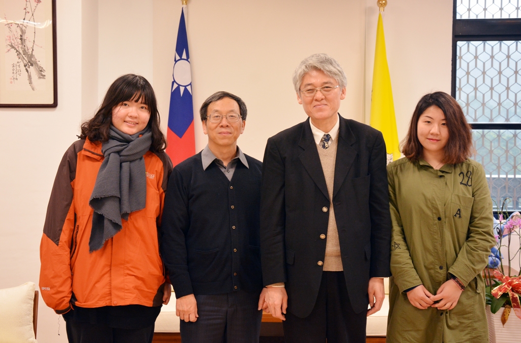 高柏園校長及簡江儒主任秘書與四川外國語大學彭夢婷(右一)及鄧琳(左一)同學