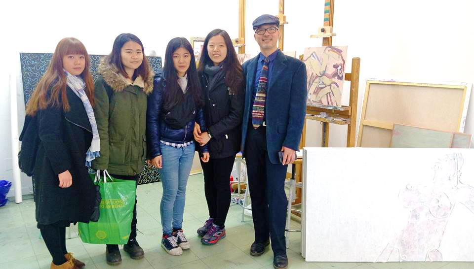 目前在UCLM昆卡校區交換的美術與文創學系林宥涵、張庭瑜、楊巧雲及沈諭與蔡瑞成主任於校區內合影。