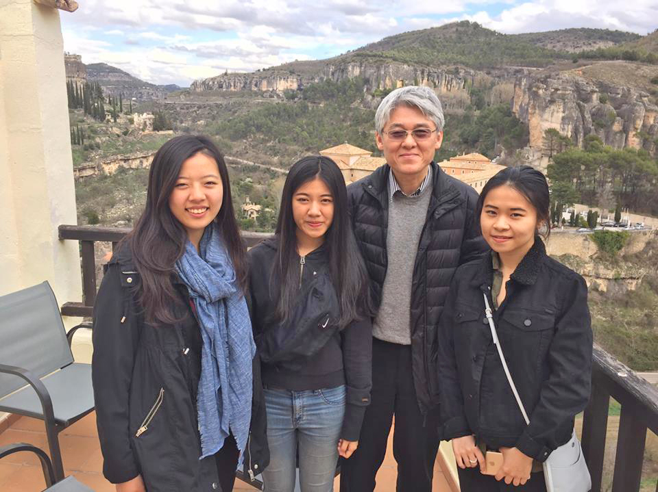 高校長與目前在UCLM昆卡校區交換的美術與文創學系林宥涵、張庭瑜、楊巧雲留影合照紀念校園生活。