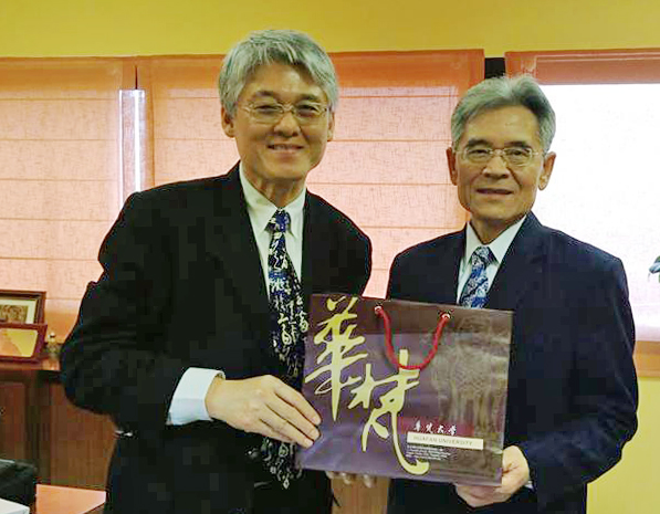 高柏園校長(左)與中華民國駐西班牙代表處柯森耀大使(右)留影合照。