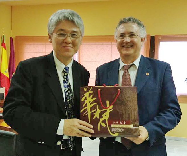 高柏園校長(左)與UCLM國際事務暨教育學院副院長 Julian Serrano Heras(右)留影合照。