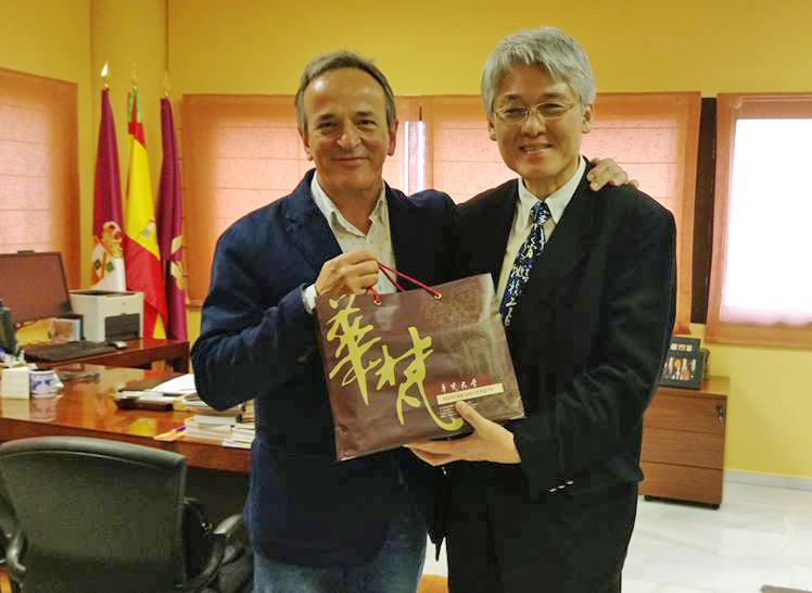 高柏園校長(左)與UCLM藝術設計學院院長Dr. Javier Diez de Baldeon(右)相談甚歡,留影合照
