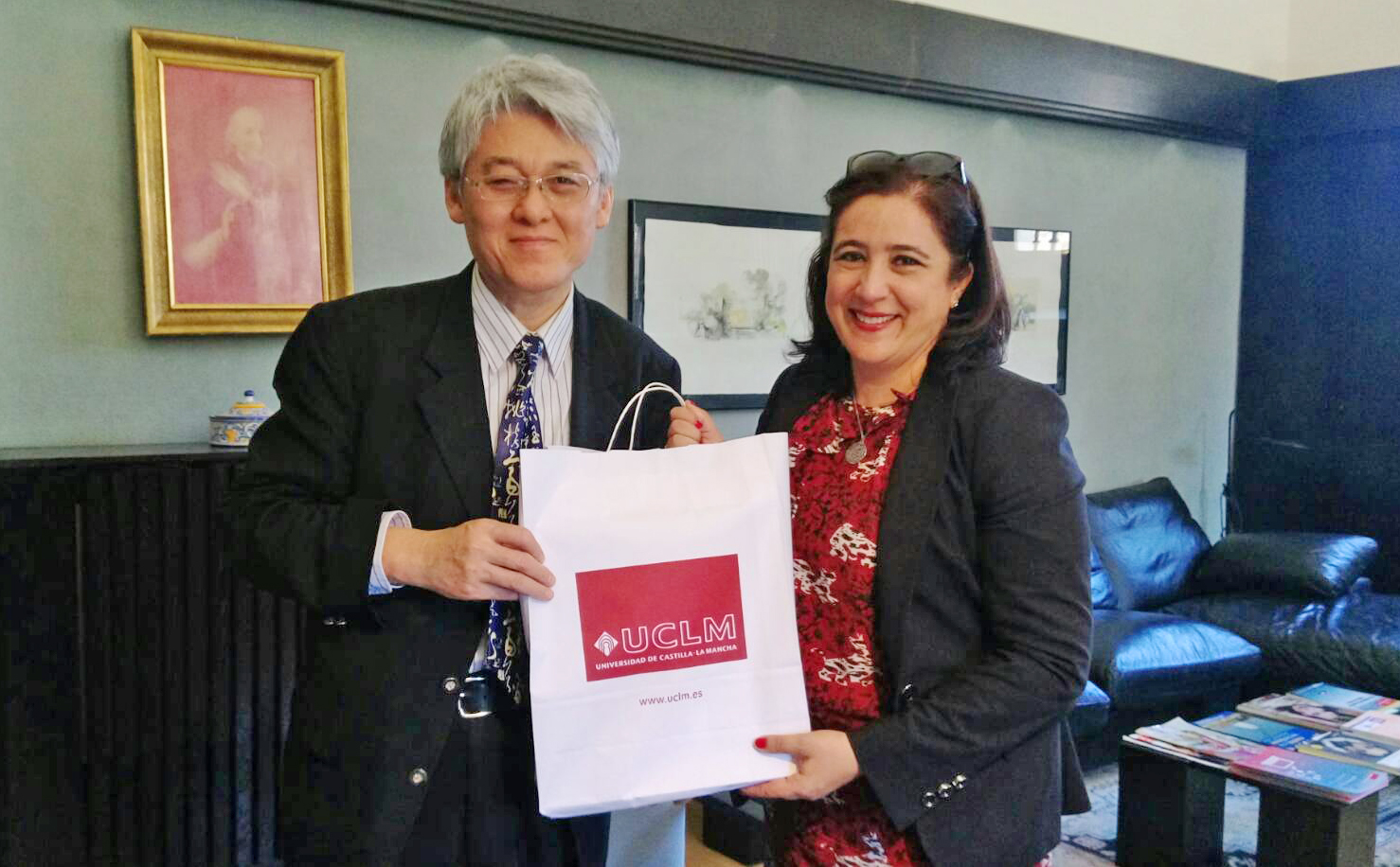 高柏園校長(左)拜會卡斯提亞拉曼查大學多雷都校區校長Fatima Guadamillas Gomez(右)留影合照