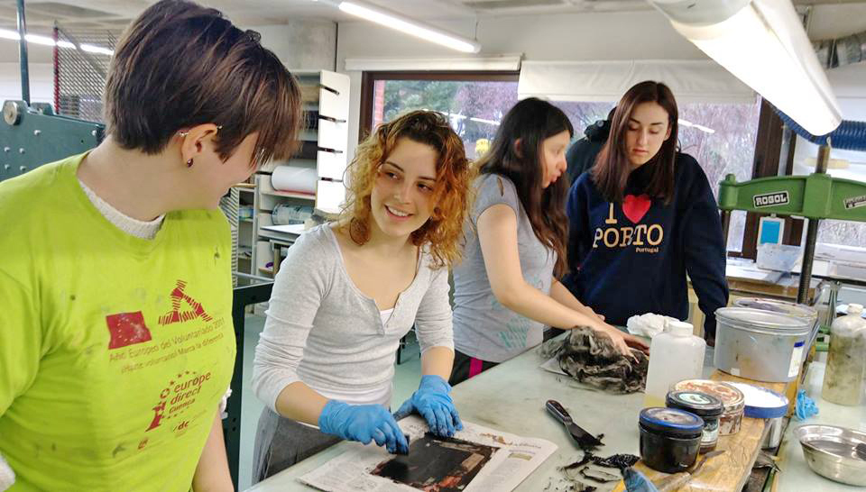 UCLM昆卡校區藝術設計學院版畫工作室學生上課情形。