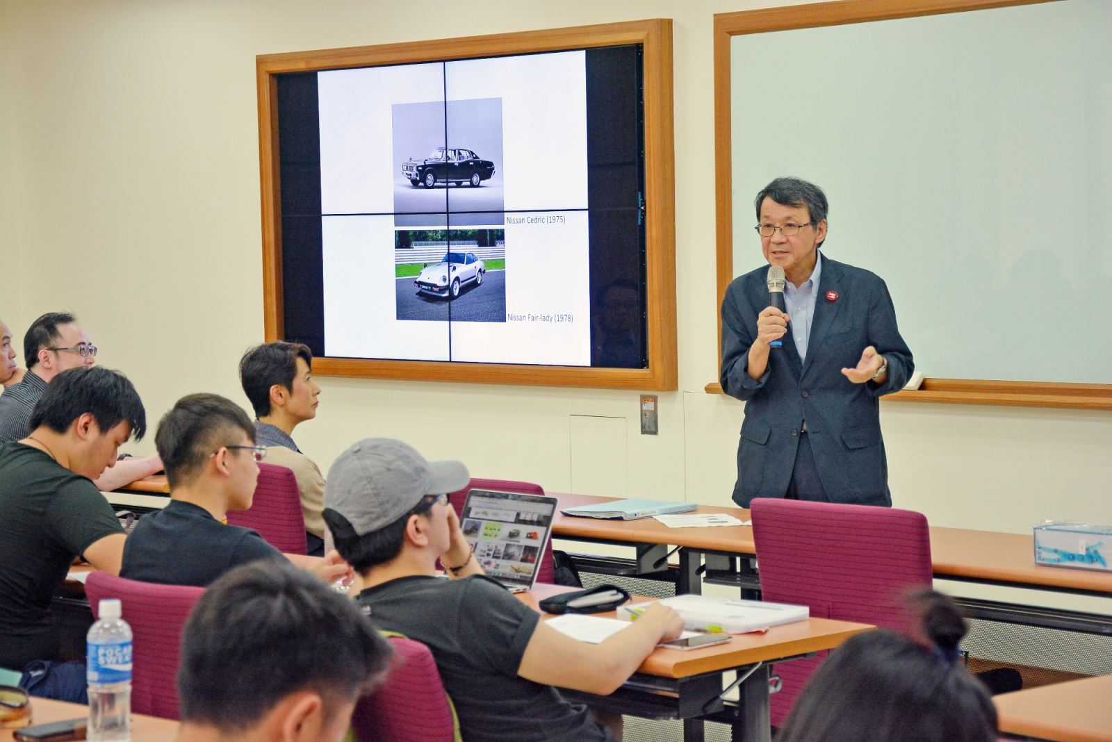 日本札幌市立大學蓮見孝校長上課情形。
