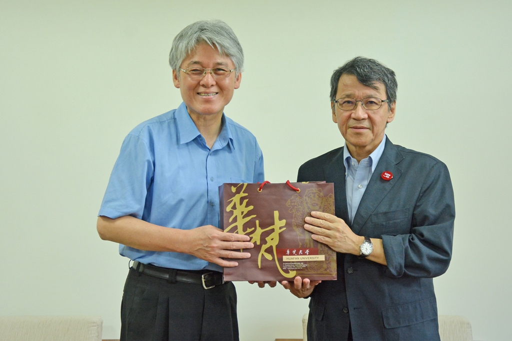 高柏園校長(左)致贈紀念品與日本札幌市立大學校長蓮見孝教授(右)。