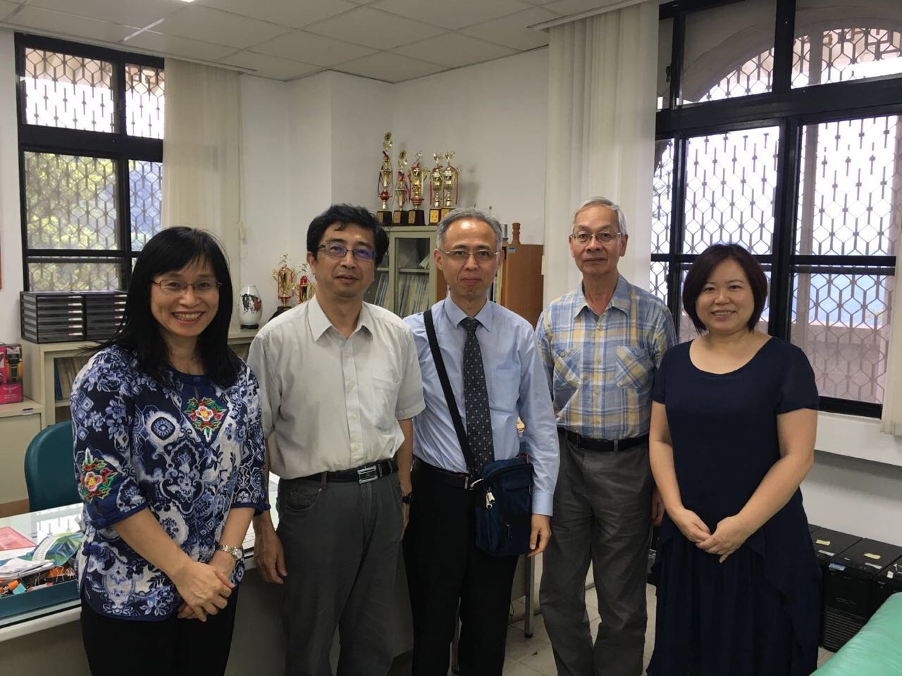 香港粉領禮賢會中學何應翰校長(中)及中華基督教會基朗中學教務主任張瑞方老師(左一),在李志文博士(右二)陪同下蒞校參訪,由蔡傳暉教務長(左二)及金敏玲老師(右一)接待。