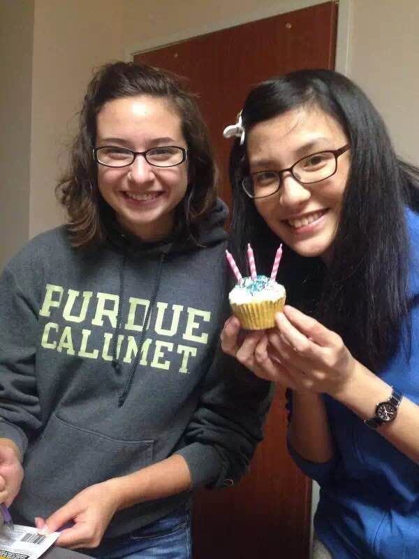 工程暨管理學院夏安伶同學(右)與室友開心合照,分享海外求學生活。