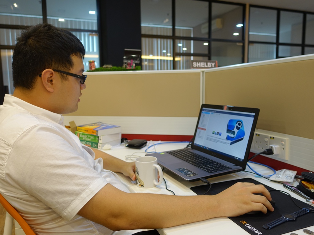 電子工程學系李浩哲同學在馬來西亞檳城的znt Centers for New Technologies公司實習狀況。