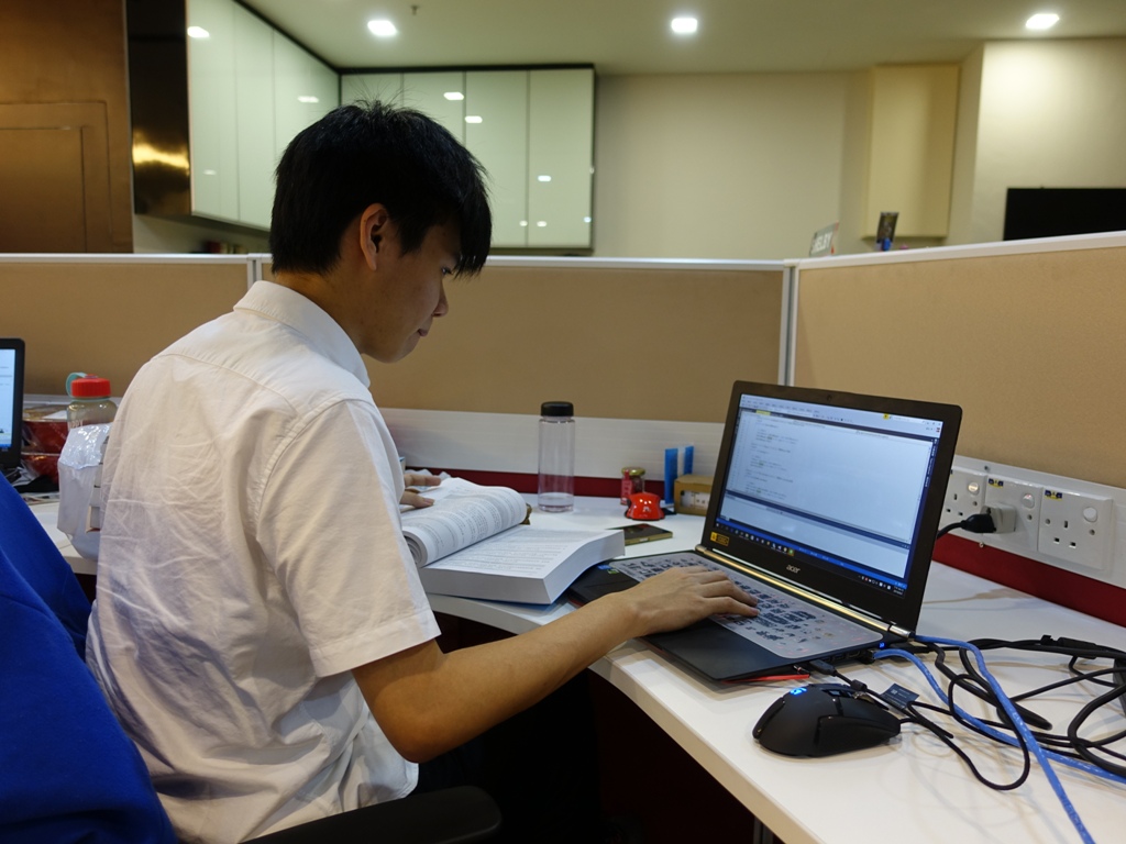 電子工程學系林盛弘同學在馬來西亞檳城的znt Centers for New Technologies公司實習狀況。