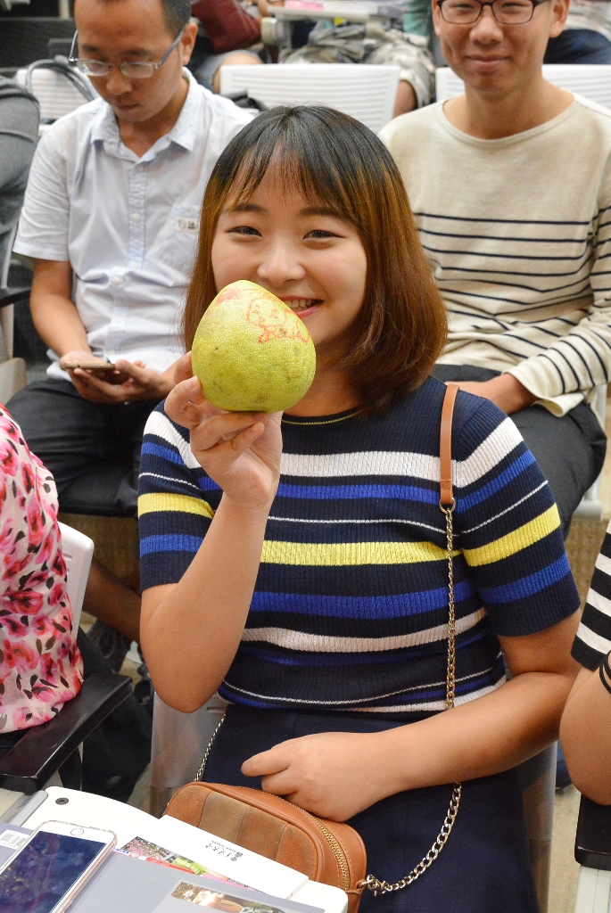 晚會中致贈同學每人一顆柚子及月餅,並讓大家發揮想像力彩繪柚子。