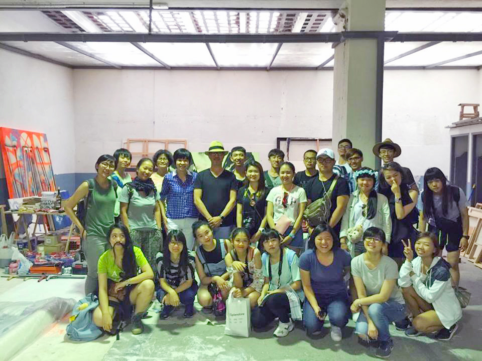 在薩拉曼卡城參觀本校美術系傑出校友楊侖的藝術工作室。