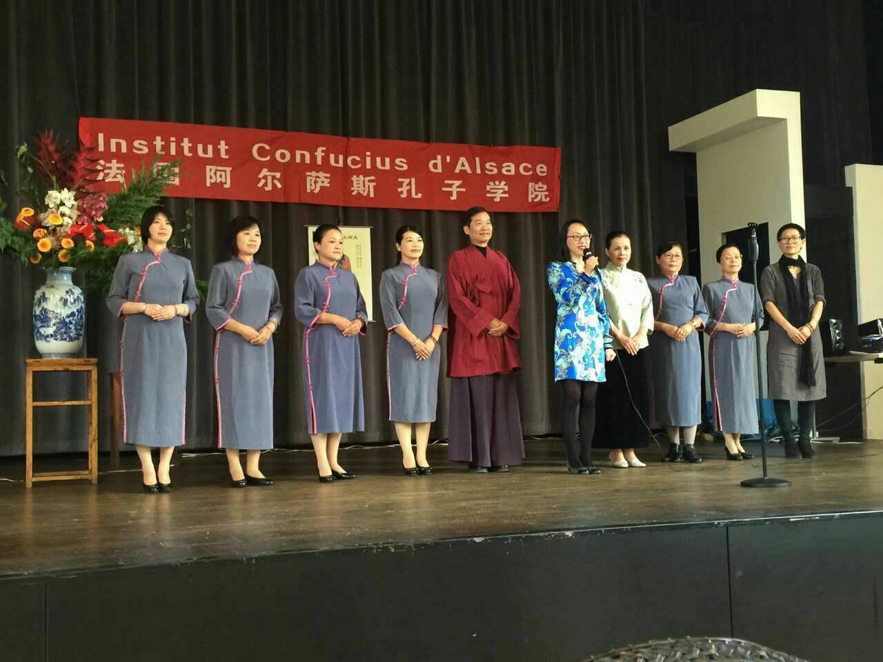 華梵中國文學系兼任助理教授李麗淑老師,應法國阿爾薩斯孔子學院之邀,在法國斯特拉斯堡的約瑟芬宮舉辦中華花藝展。