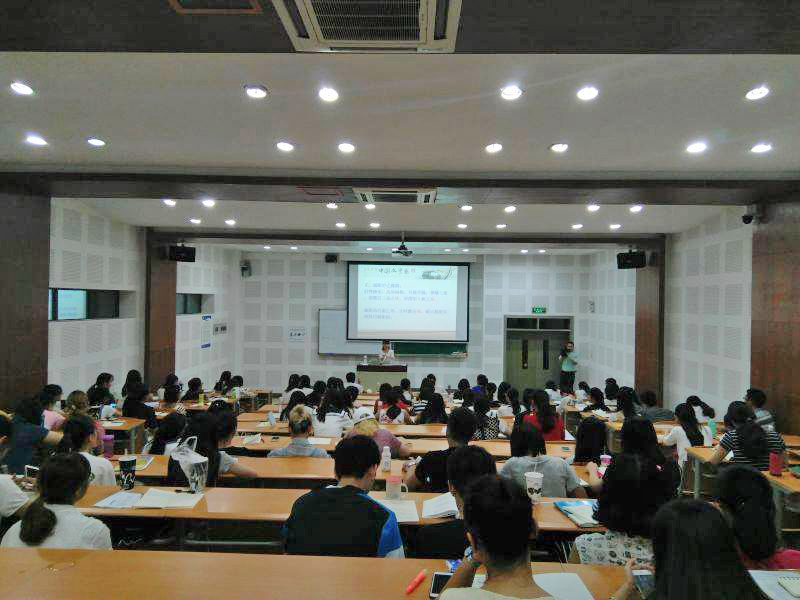 中國文學系主任林素玟教授在四川外國語大學中文系短期講學,同學反應熱烈。