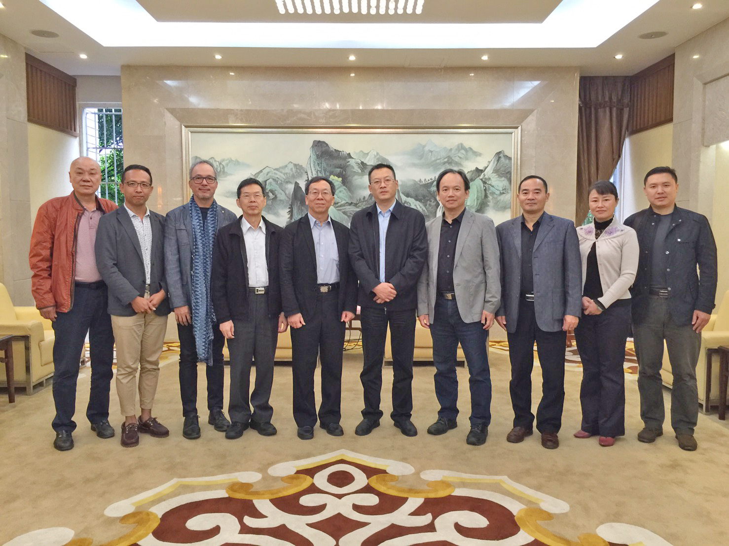 簡江儒主任秘書應姊妹校大陸四川宜賓學院之邀,與機電系羅勝益教授、藝術設計學院吳俊杰院長、美術與文創學系蔡瑞成主任、環境與防災設計學系陳晉琪主任,拜訪該校物理與電子學院及美術與藝術設計學院,宜賓學院蔡樂才校長(中)與魯飛副校長(右三)親自接待。