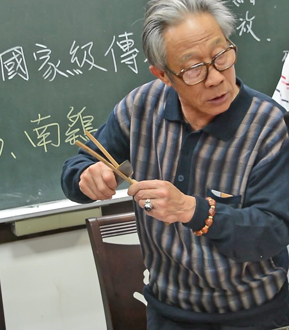 大陸北京曹雪芹風箏國家級傳承人孔令民先生,現場示範風箏主體竹子骨架之「劈」工。