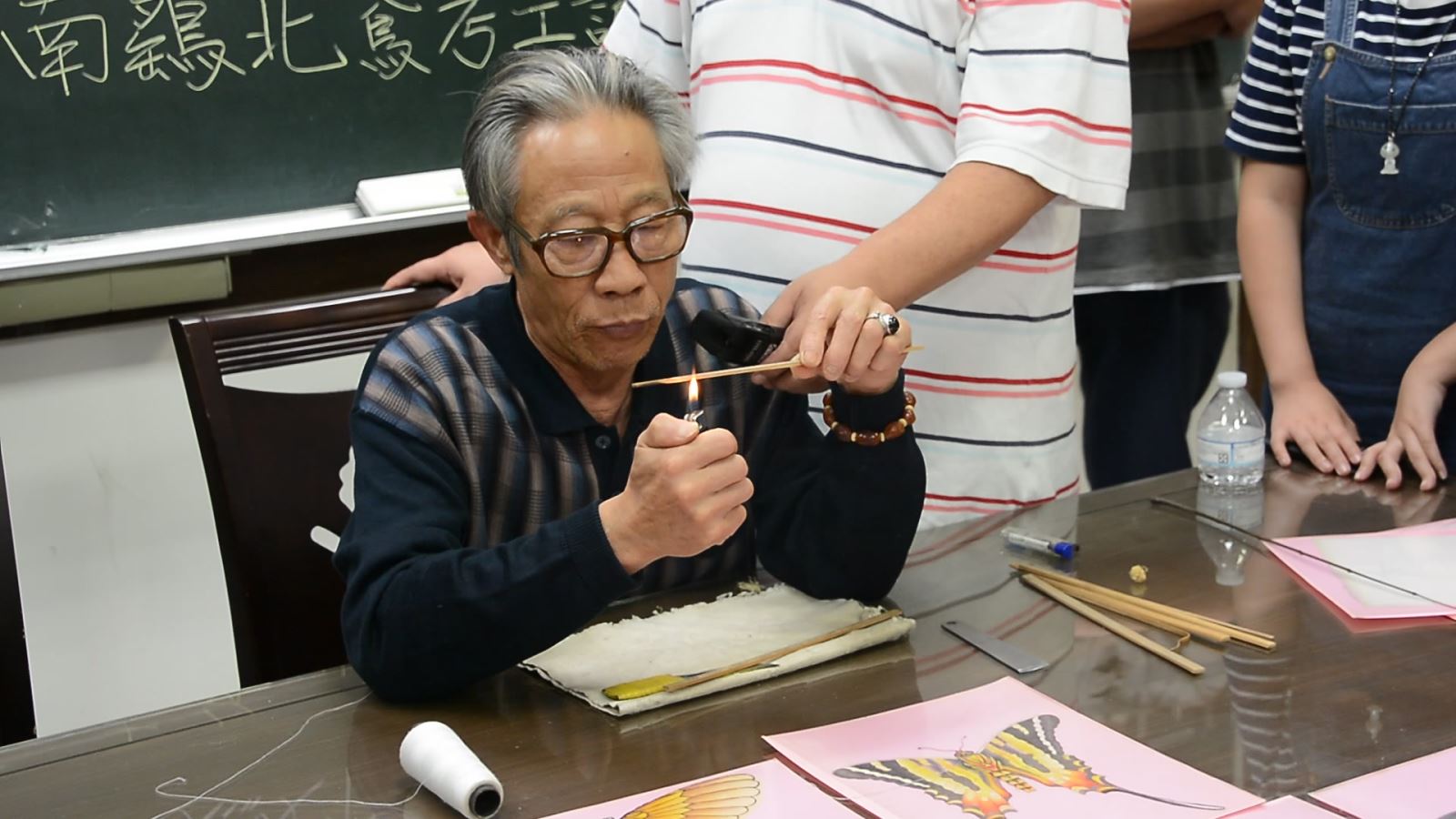 孔令民先生現場示範風箏主體竹子骨架之「烤」工。