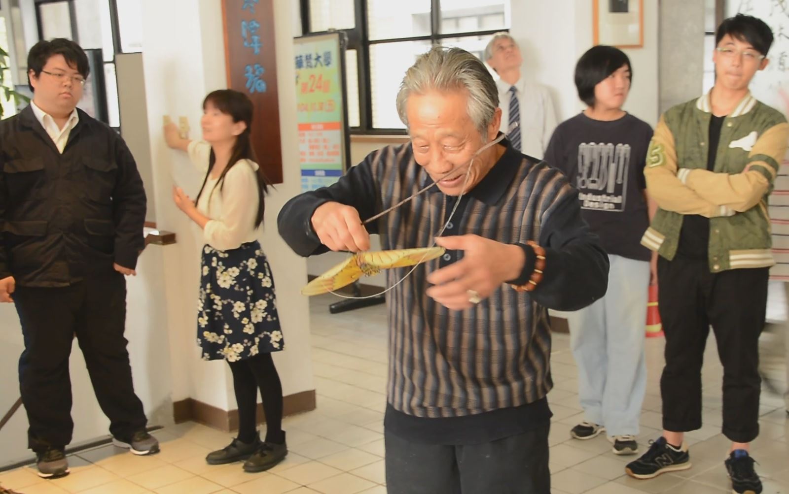 孔令民先生現場示範風箏「放」工。