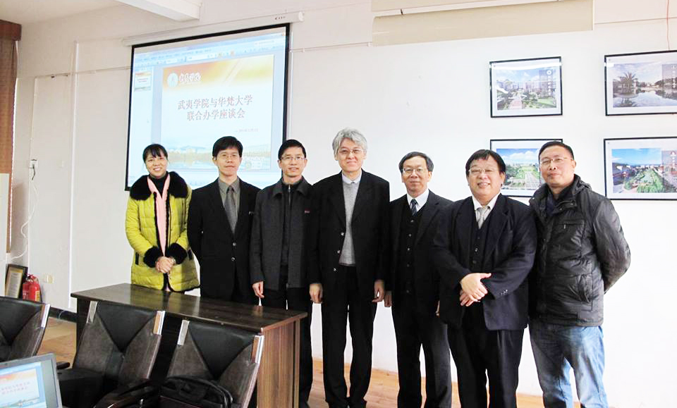 高柏園校長(中)、簡江儒主任祕書(右三)及機電系李福星主任(右二)赴大陸武夷學院拜會吳承禎副校長(左三)、海峽成功學院盧明添副院長(右一)。