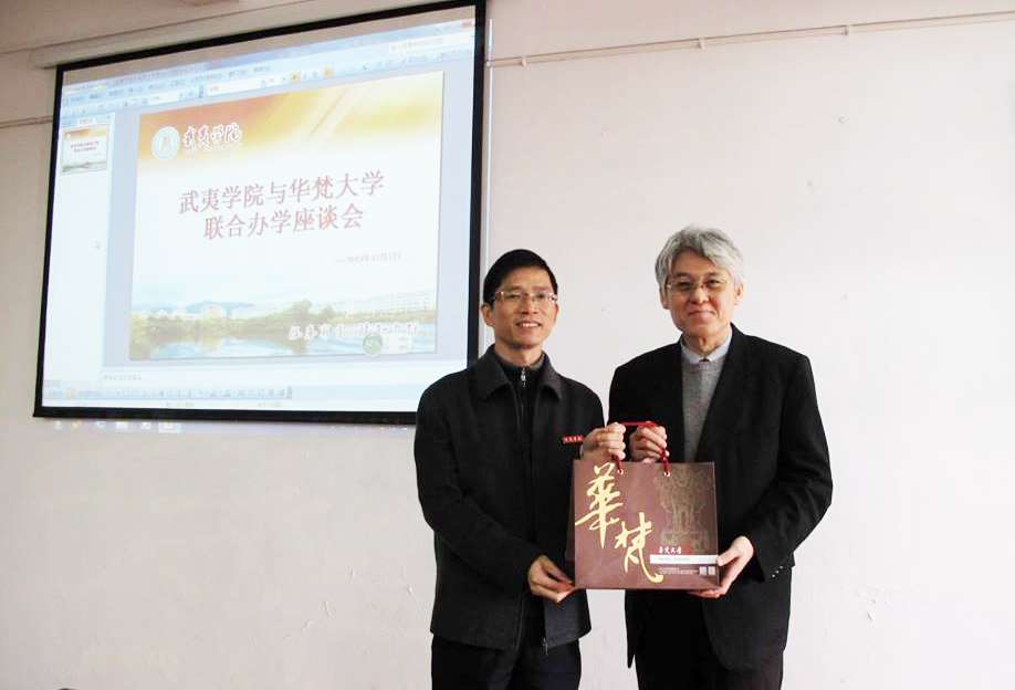 高柏園校長(右)與大陸武夷學院吳承禎副校長。