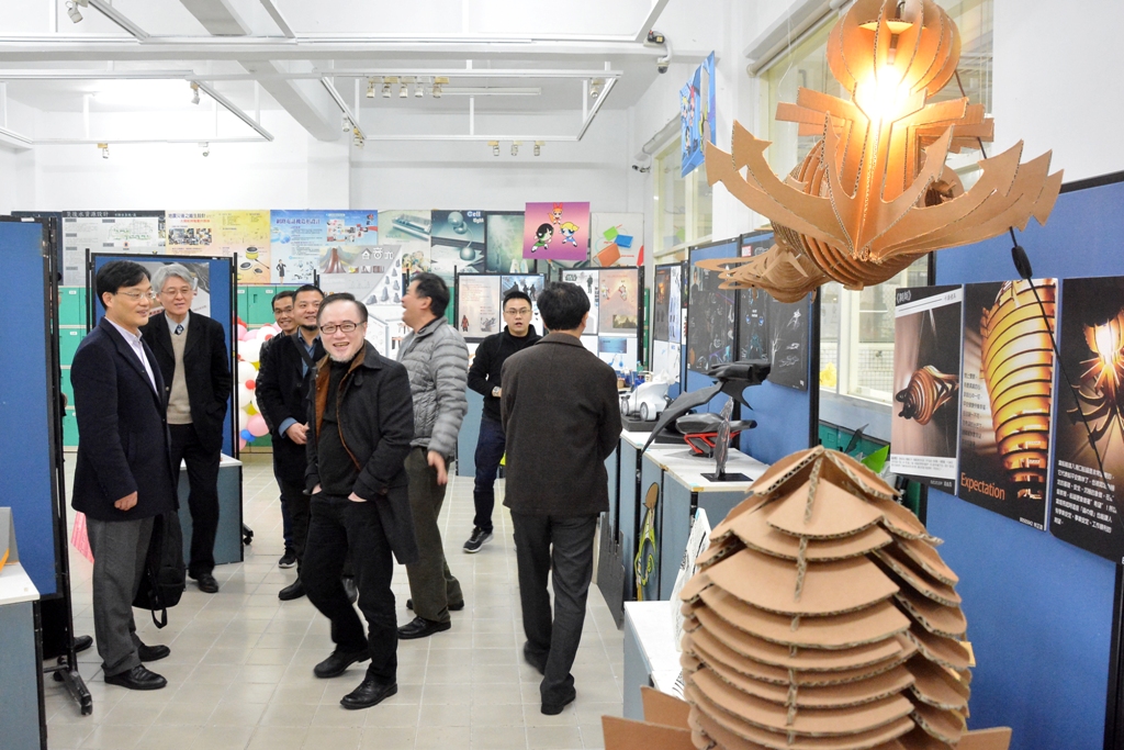 高校長親自陪同貴賓參觀工業設計學系的期末教學成果展。