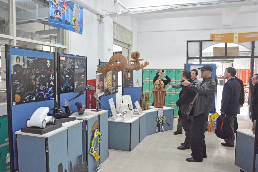 高校長親自陪同貴賓參觀工業設計學系的期末教學成果展。