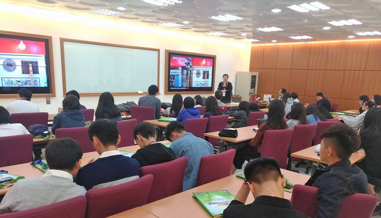 招生發展中心執行長羅勝益教授介紹各學院課程專業。