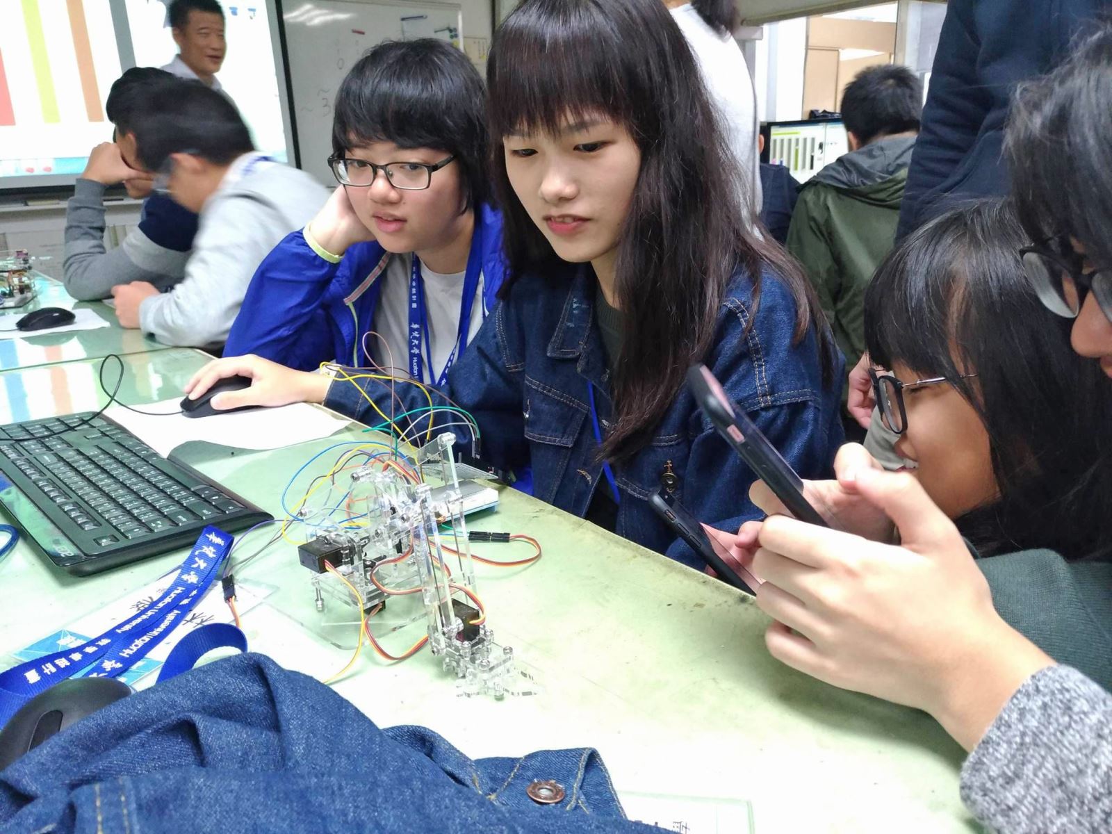 機電工程學系李福星及林靖國老師講授「機器人動作DIY課程」體驗課程。