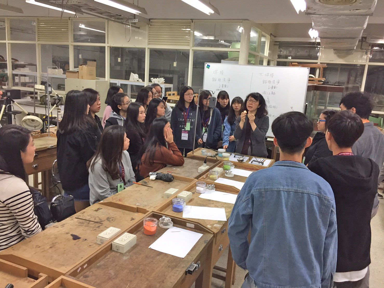 美術與文創學系聶蕙雲老師指導「金工琺瑯設計」體驗課程。