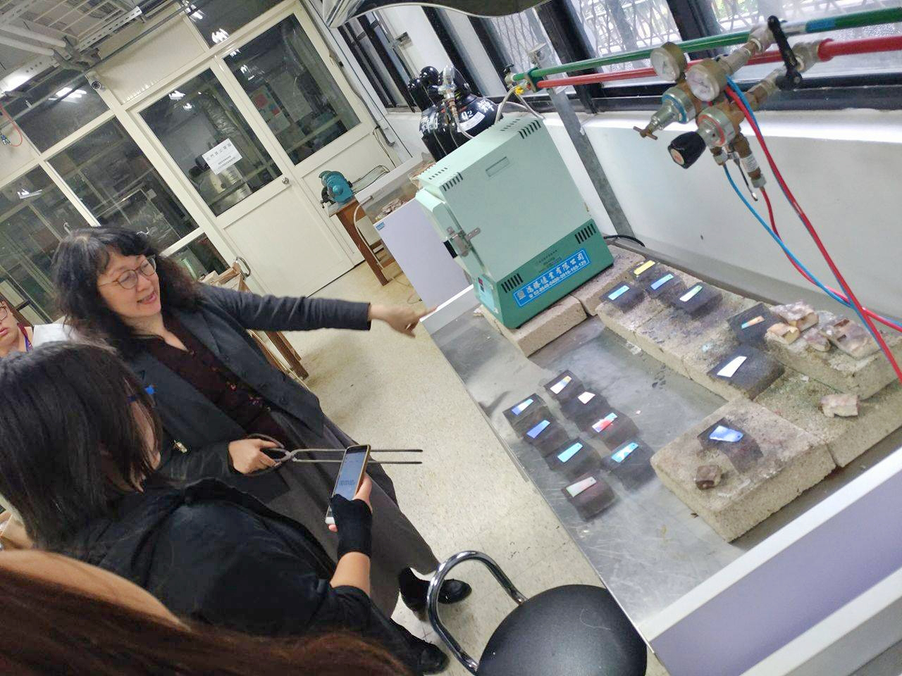 美術與文創學系聶蕙雲老師指導「金工琺瑯設計」體驗課程。