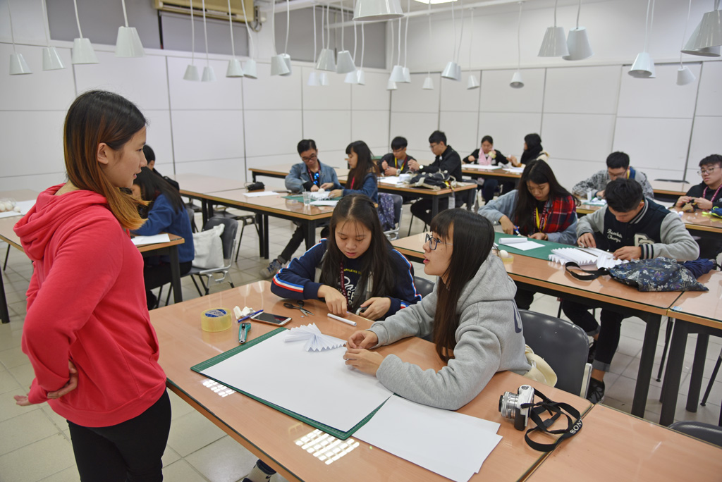 包裝設計課程上課情形。