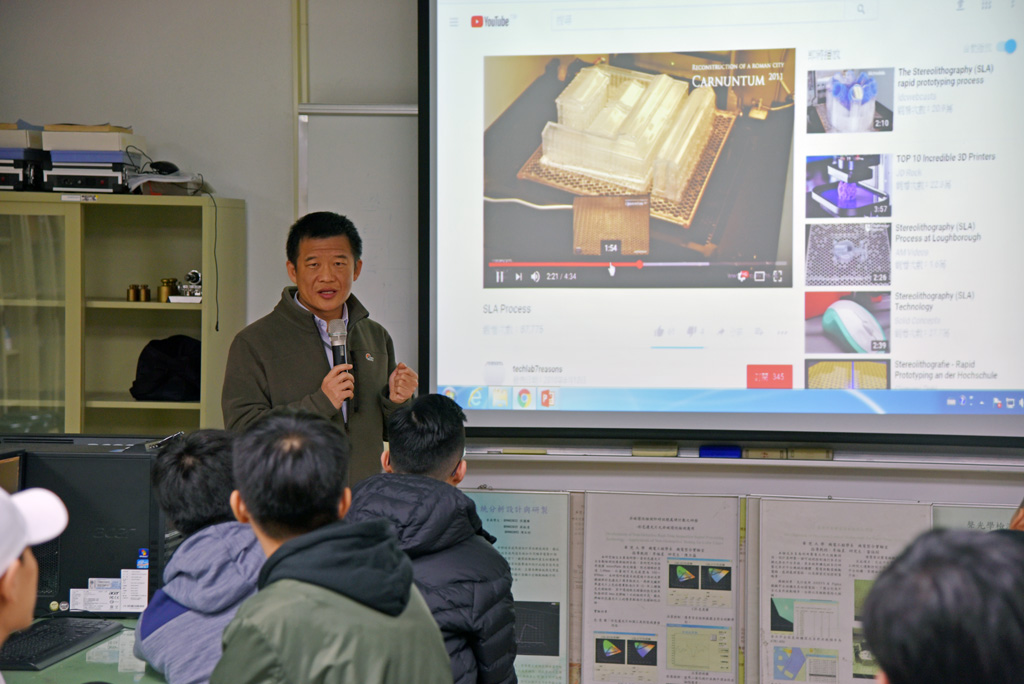 機電工程學系林靖國老師教授「3D列印技術體驗課程」。