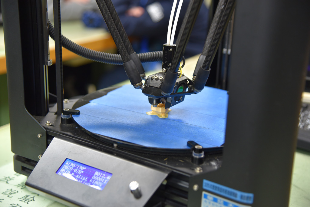 3D列印技術體驗課程現場機器模擬操作。