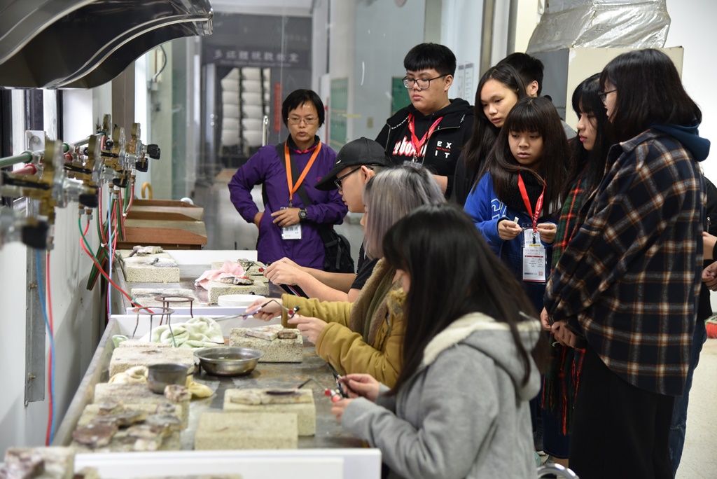 林彩藝老師教授「金工設計課程」。