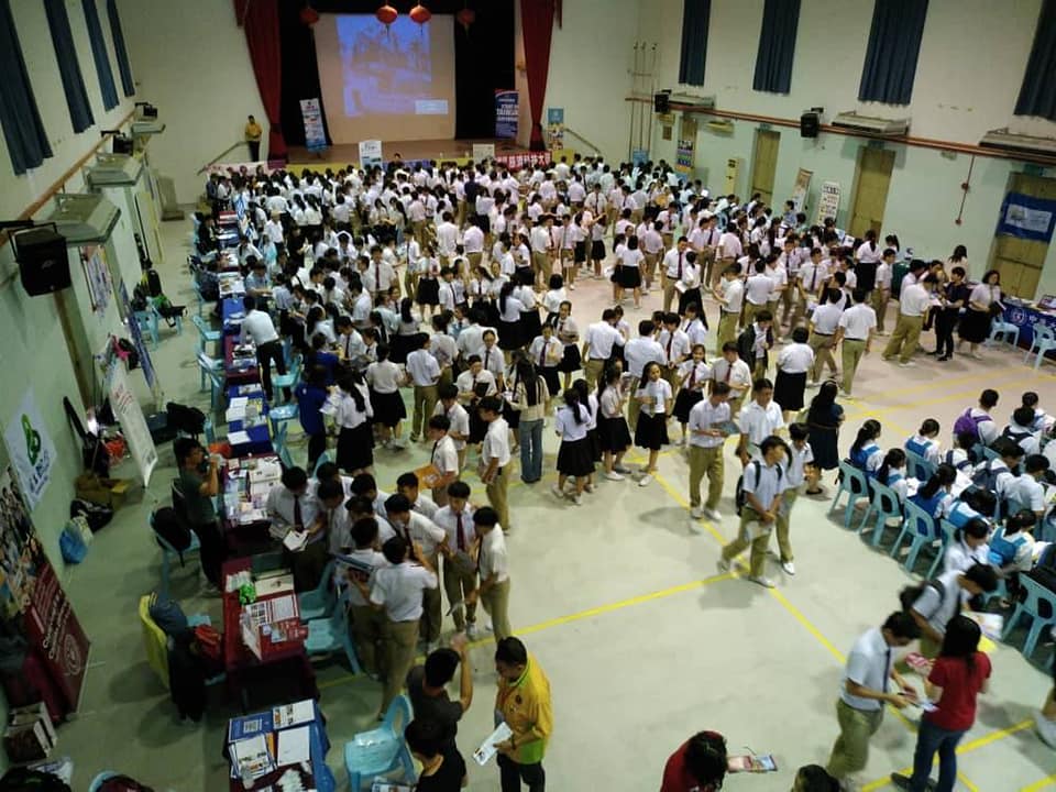 本校師生一行參與在古晉中華第一中學大禮堂舉辦的「砂拉越臺灣高等教育展」第二場教育展,約有1500名有興趣赴臺升學的大馬學子參與。