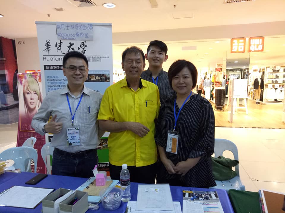 本校師生一行赴美里參加第三場教育展會,於展覽會場留下珍貴合影。