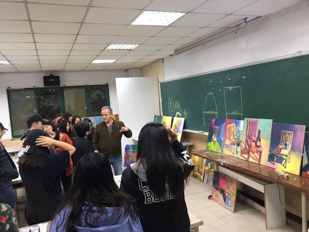 同學將作品排開審視,院長解說作品在光與影的色彩運用。