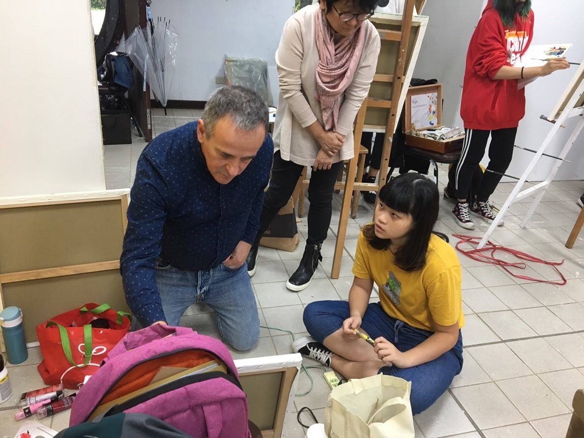 院長巡視同學的繪製狀況,進行修改和解說。