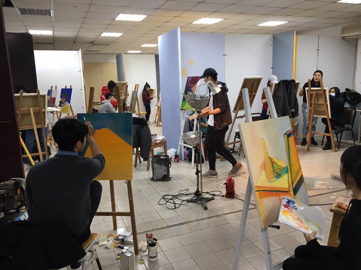 同學開始實際操作,運用所學呈現作品。