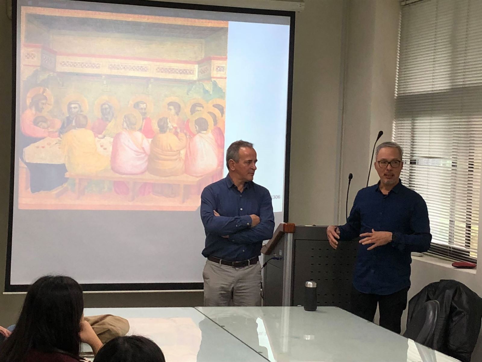 Dr. Javier Diez de Baldeon院長(左)解說色彩理論,有助於同學實作練習,蔡瑞成老師(右)協助隨堂翻譯。